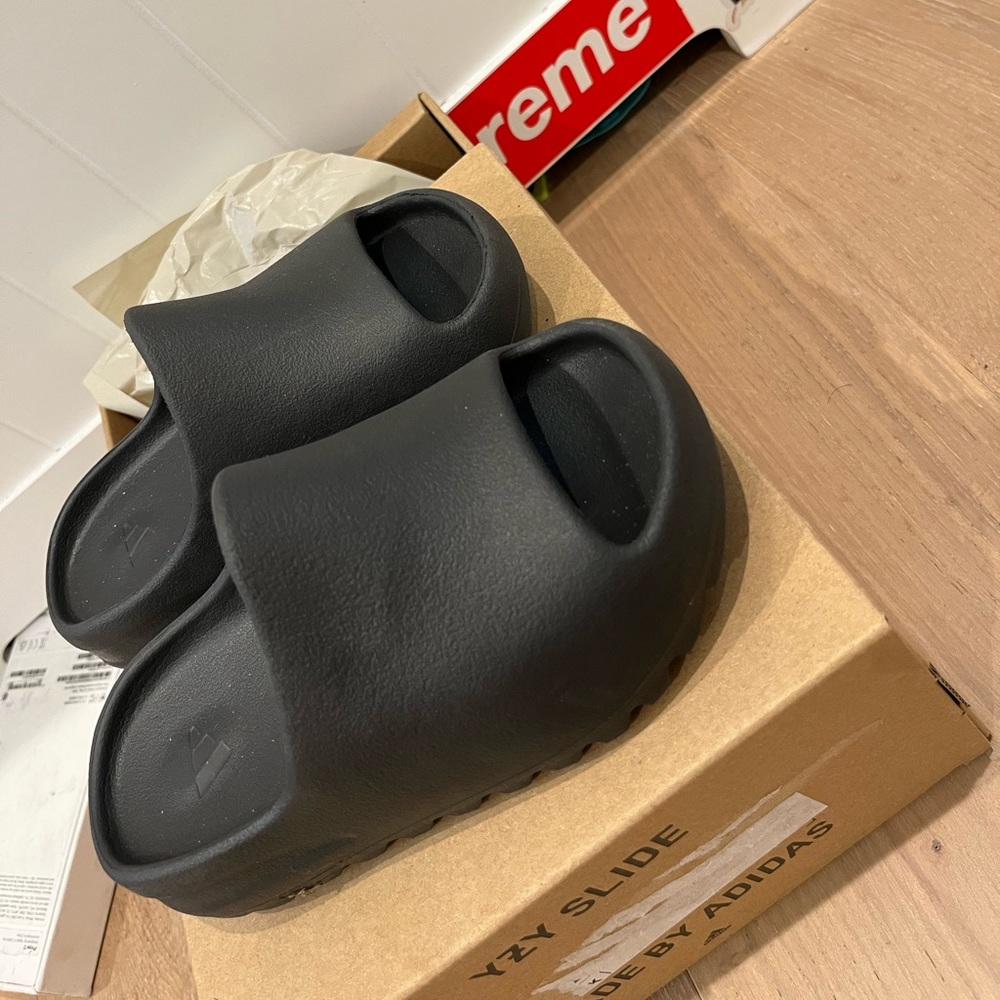 Yeezy slide 11k